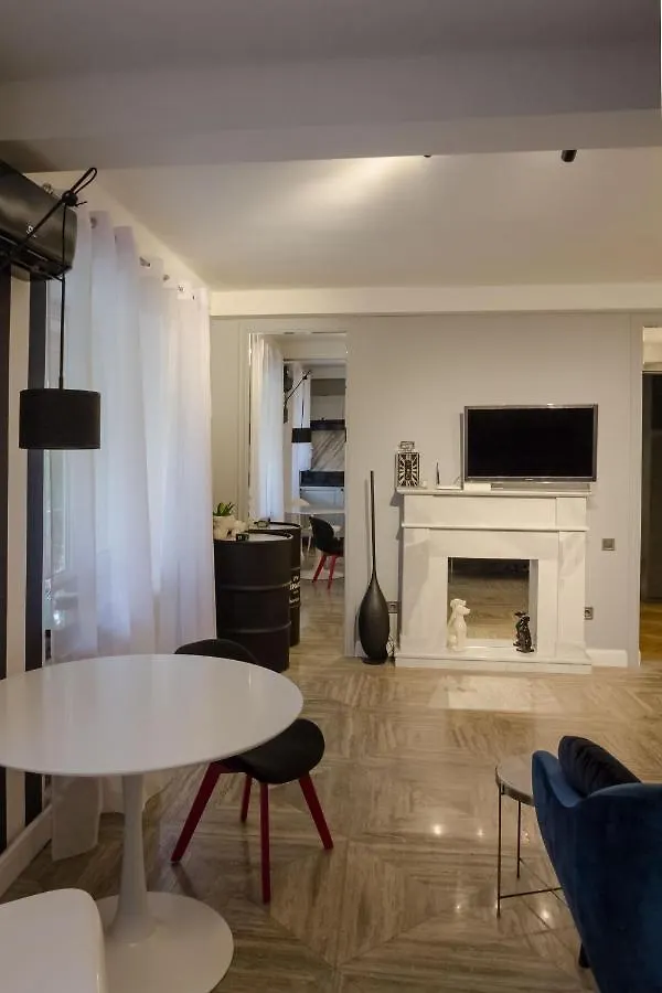 Charming Apartment In The Heart Of The City Near The Botanical Garden Киев